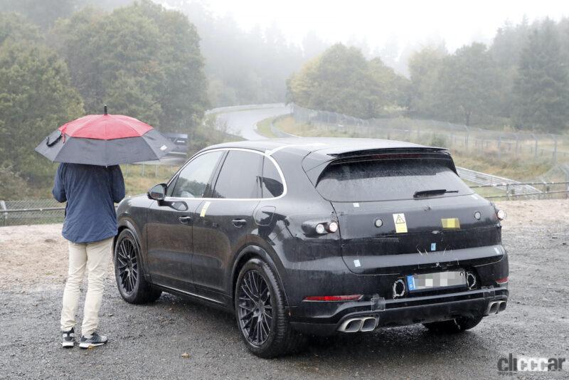 「ポルシェ カイエンが初の大幅改良へ。デジタル化された車内を激写」の4枚目の画像