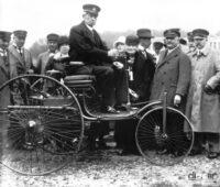 5代目・ベンツCクラスは、4輪操舵も採用しバツグンの動力性能を確保 - Benz-Patent-Motorwagen, Carl Benz in München, 1925null