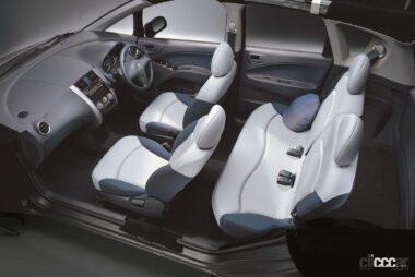 2002年発売の新型コルトの乗り心地が重視されたシート、フロントにはセパレートとベンチシートを設定