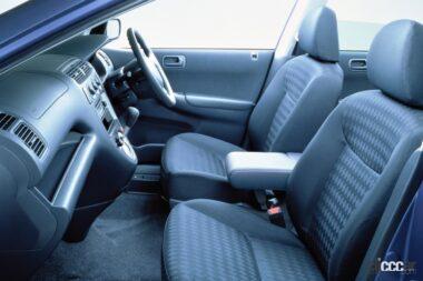 2000年発売の7代目シビックの運転席周り、コラムシフトで余裕ある足元空間を確保
