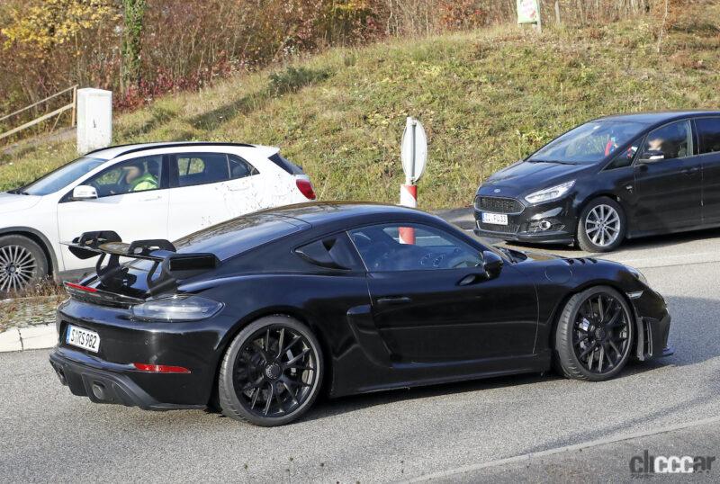 「噂のフェンダーダクトがついに露出。ポルシェ・ケイマン最速の「GT4 RS」、市販モデルをキャッチ」の10枚目の画像