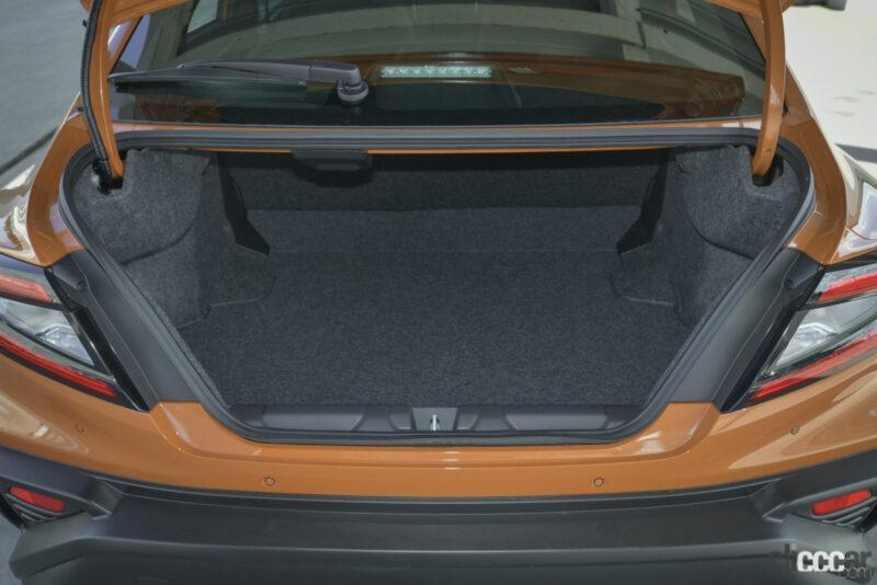 「ひと回り大きくなったスバルの新型WRX S4の車内、トランクの広さをチェック」の1枚目の画像