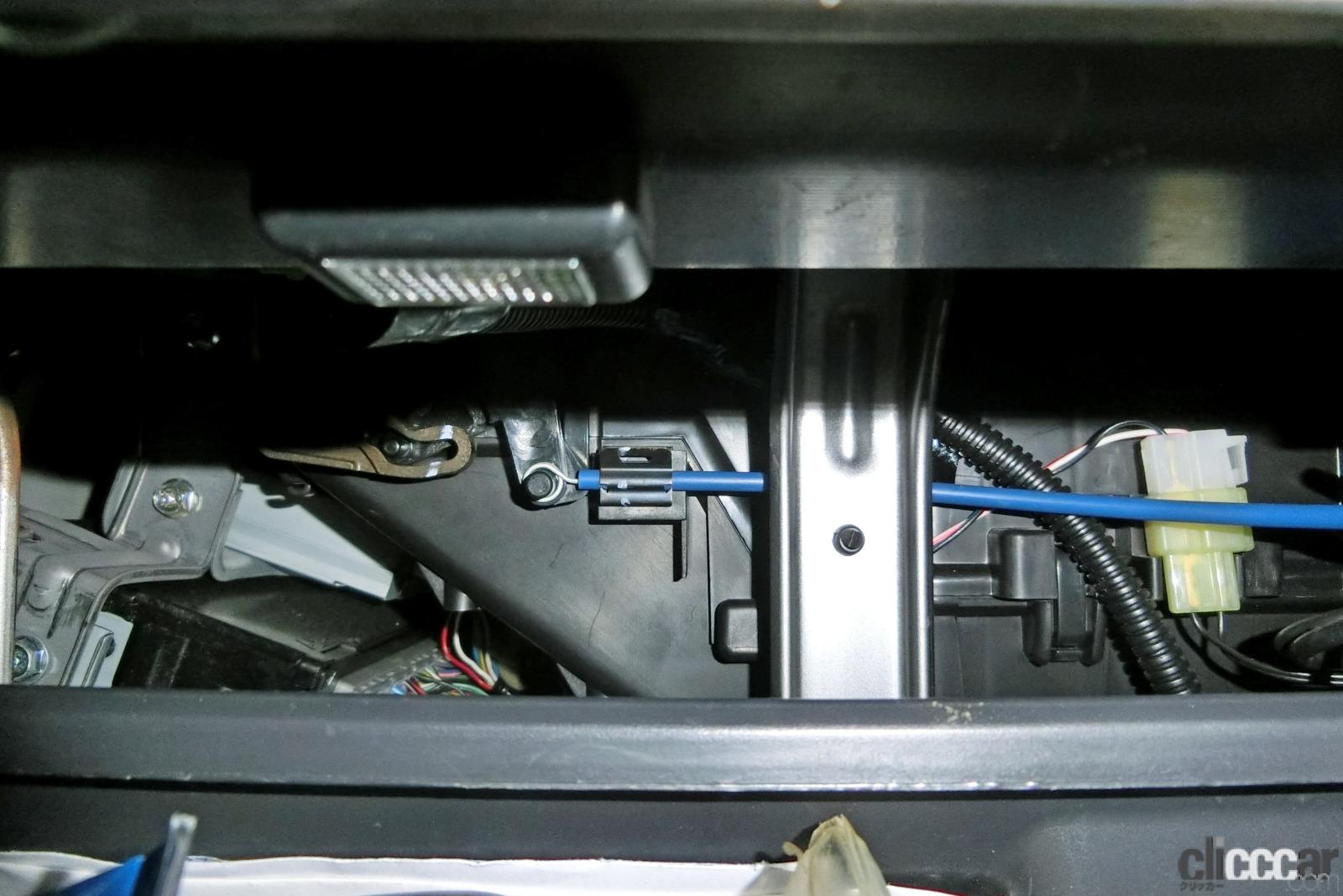 The Back Of Glove Box 画像 整備士泣かせの不具合症状 点検 車検でクルマを預ける際にユーザーができる せめても なコトとは Clicccar Com