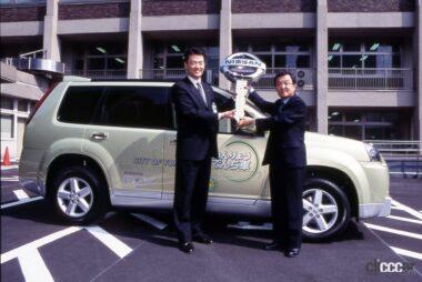 2004年の横浜市長へのエクストレイルFCVの寄贈式