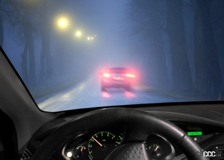 霧の中の運転イメージ