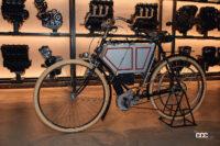 「120年前のお宝発見！英国・トライアンフの1901年製プロトタイプは自転車みたいな「ペダル付きバイク」だった」の1枚目の画像ギャラリーへのリンク
