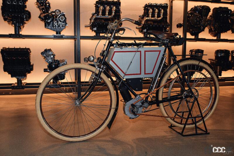 「120年前のお宝発見！英国・トライアンフの1901年製プロトタイプは自転車みたいな「ペダル付きバイク」だった」の1枚目の画像
