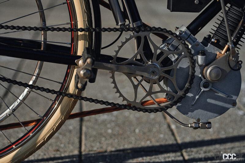 「120年前のお宝発見！英国・トライアンフの1901年製プロトタイプは自転車みたいな「ペダル付きバイク」だった」の6枚目の画像