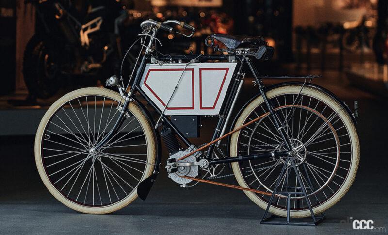 「120年前のお宝発見！英国・トライアンフの1901年製プロトタイプは自転車みたいな「ペダル付きバイク」だった」の3枚目の画像