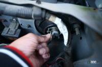 バルブを留める針金状のスプリングを外す