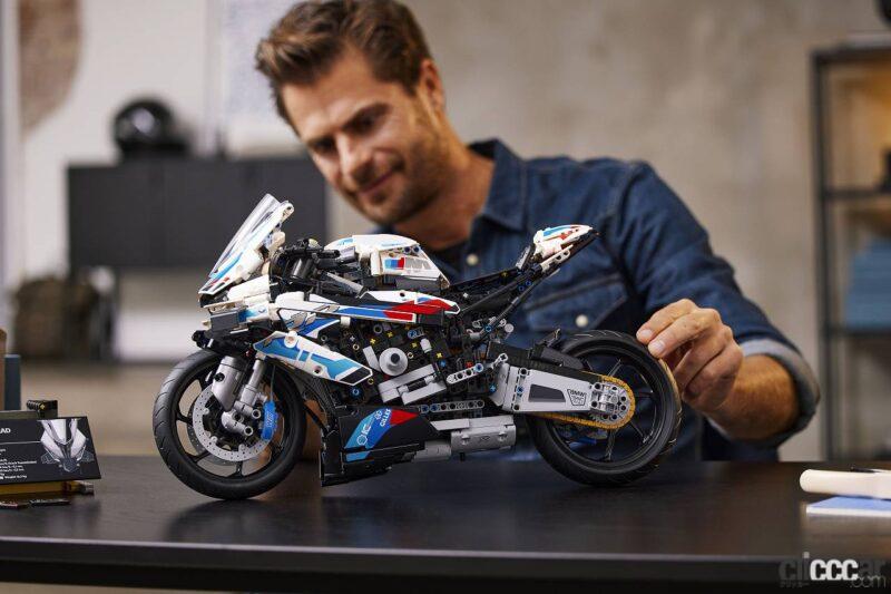 「全長45cm超。自分へのお年玉、友人へのプレゼントにいかが？スーパーバイク「BMW M 1000 RR」を再現したレゴ テクニック登場！」の1枚目の画像