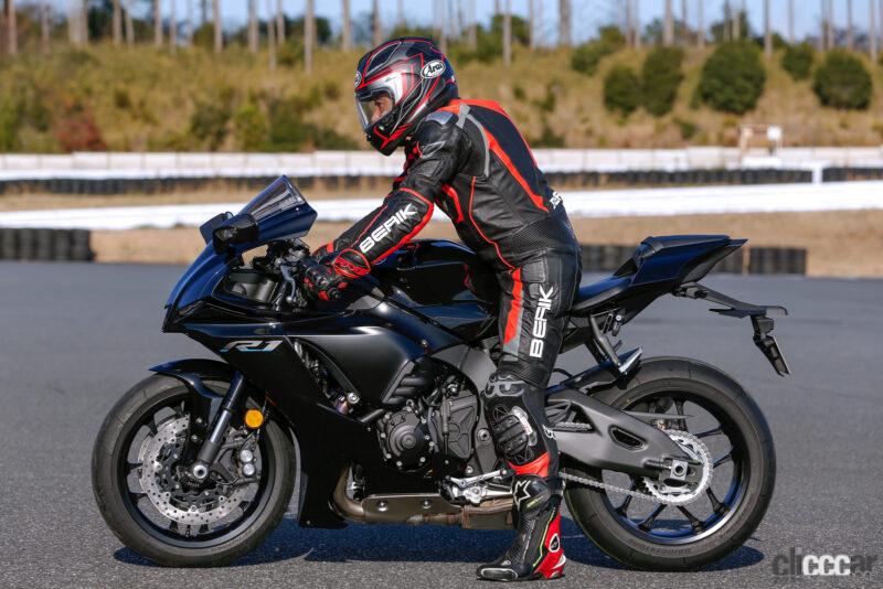 「ヤマハ新型「YZF-7」と超速YZF-R1Mを乗り比べ！ オジさんライダーのバイク遊びで楽しいのはどっちか？　」の24枚目の画像