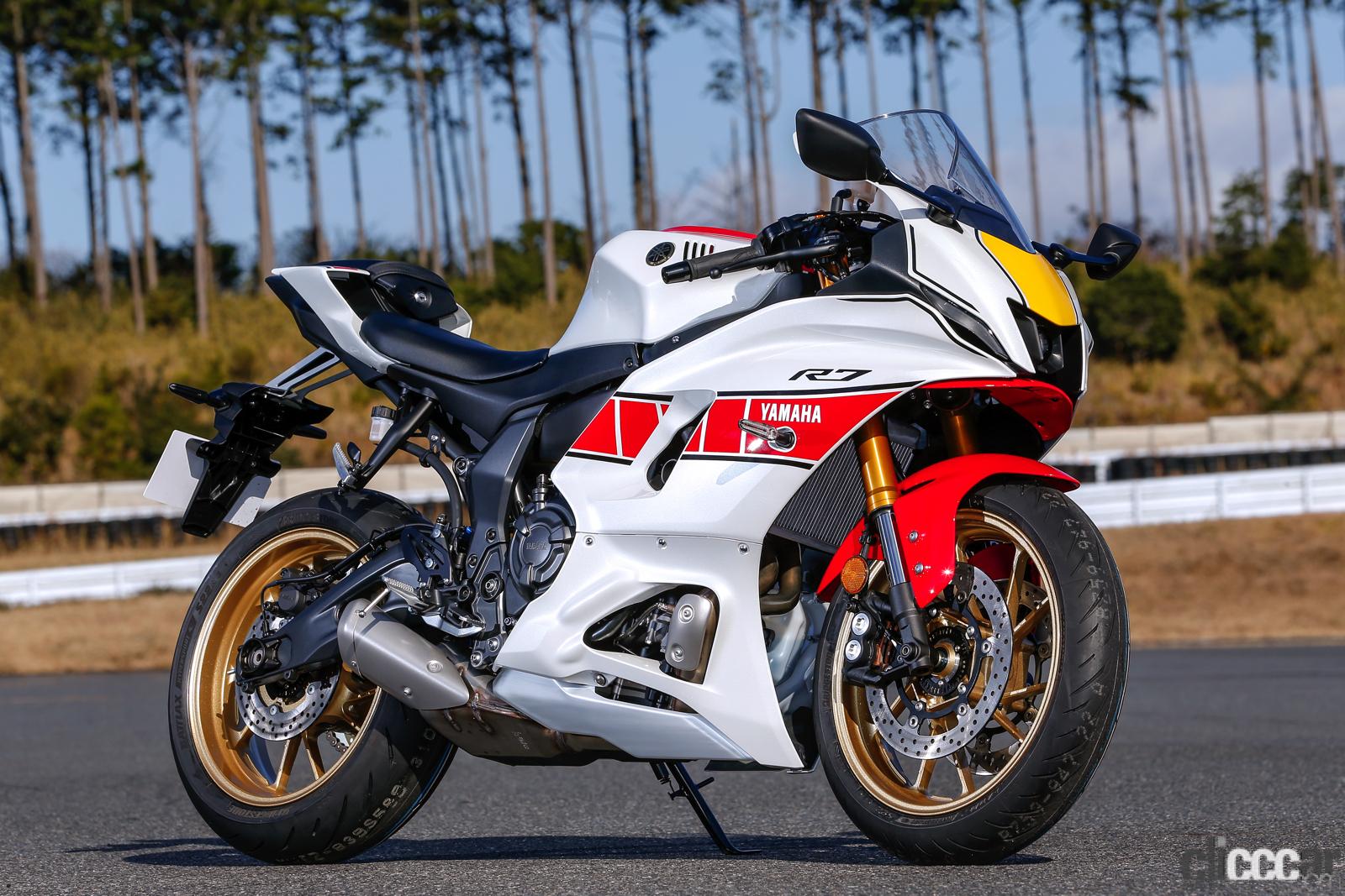 22 Yamaha Yzf R1m R1 03 画像 ヤマハ新型 Yzf 7 と超速yzf R1mを乗り比べ オジさんライダーのバイク遊びで楽しいのはどっちか Clicccar Com