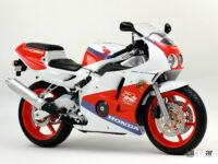 ホンダの軽量スーパースポーツ「CBR250RR」、2022年新色はシンプルなブラックで精悍さアップ！ - 1990HONDA_CBR250RR