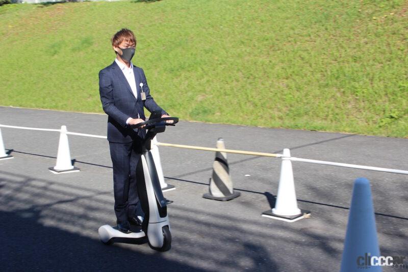 「トヨタの歩行領域モビリティで立ち乗りの「C+walk T（シーウォークティー）」は誰でも容易に乗れる簡単操作が魅力」の8枚目の画像