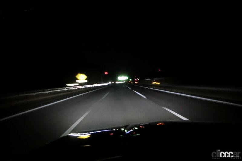 「高級外車キャデラックのヘッドライト・テールランプはどう光る？最新キャデラックXT4試乗その3／ライトと夜間走行編【新型車ねちねちチェック第8弾】」の6枚目の画像
