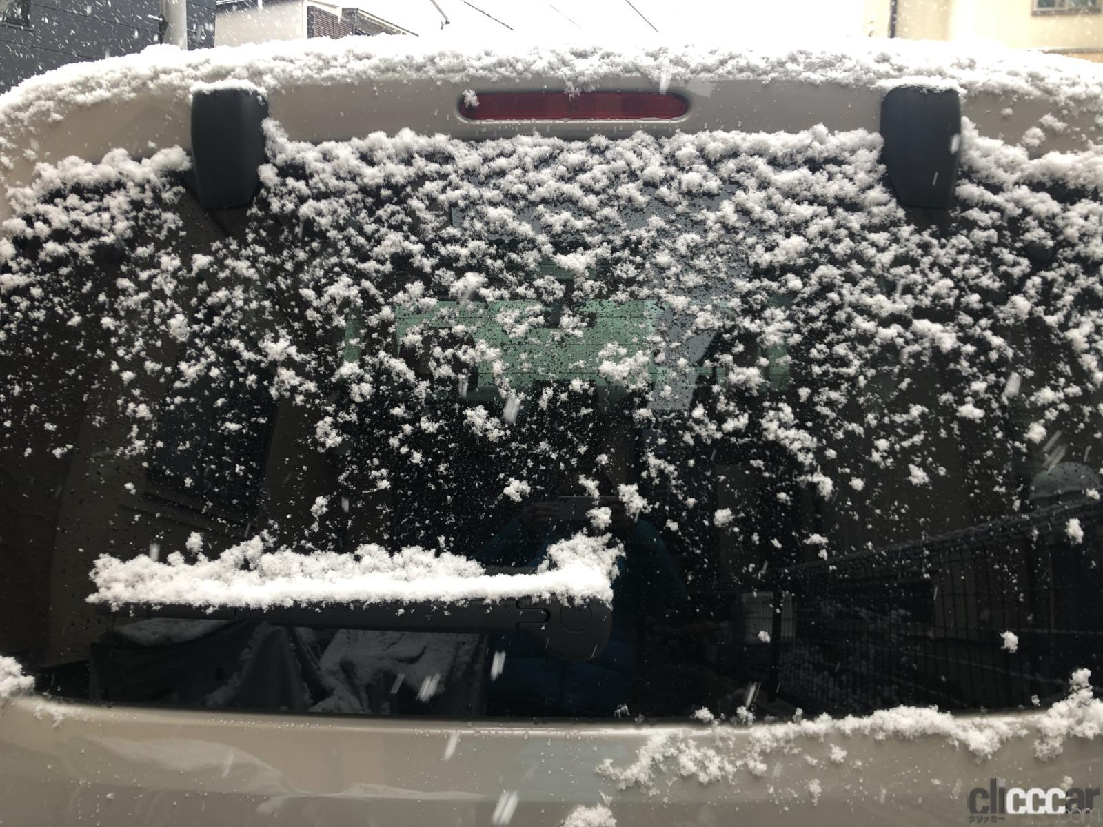 リヤワイパーにも雪は積もります 画像 雪の日に駐車するときはワイパーを立てたほうがいい 立てないほうがいい場合は クルマ豆知識 22年版 Clicccar Com