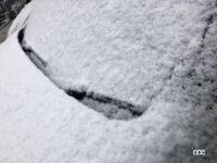 雪が積もったクルマのワイパー