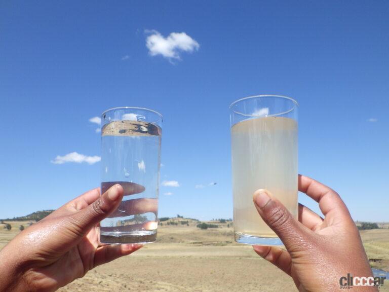 右が処理前の原水、左が処理後の「飲める」水