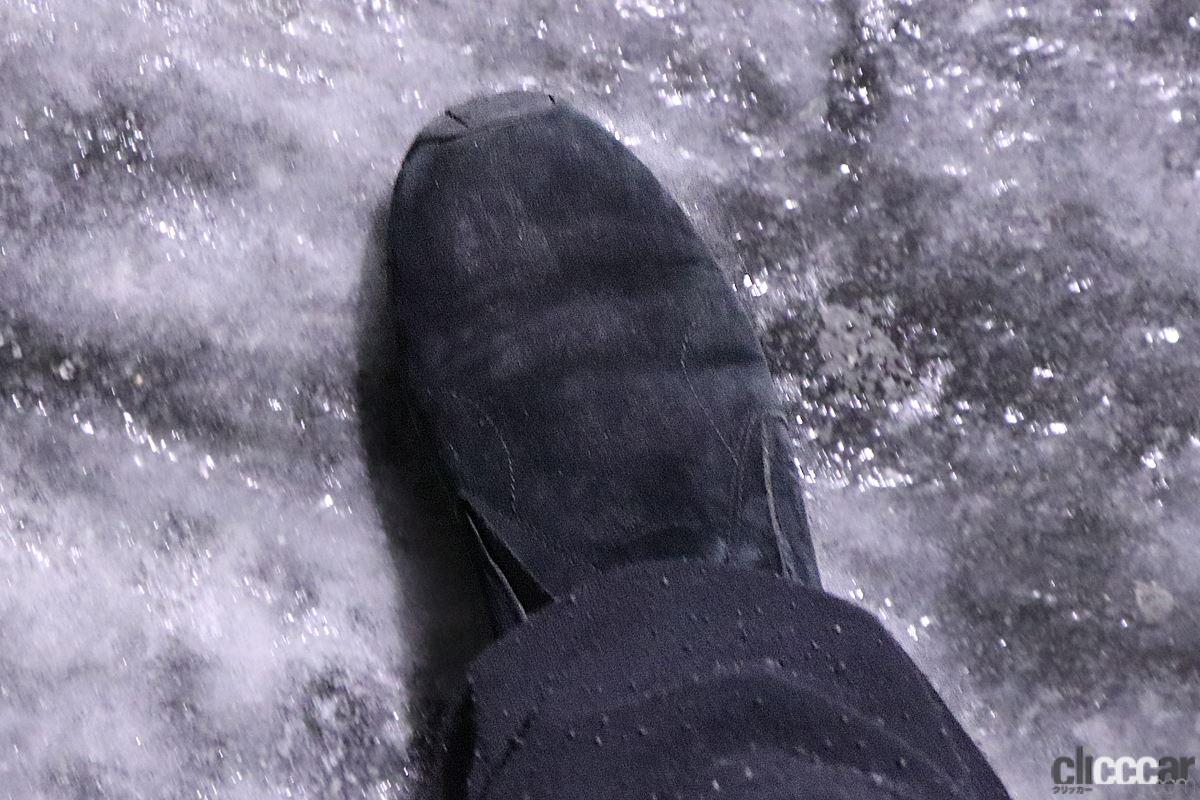 靴底に救急絆創膏で凍結路面も滑りにくい 警視庁のライフハックがスゴイ Clicccar Com