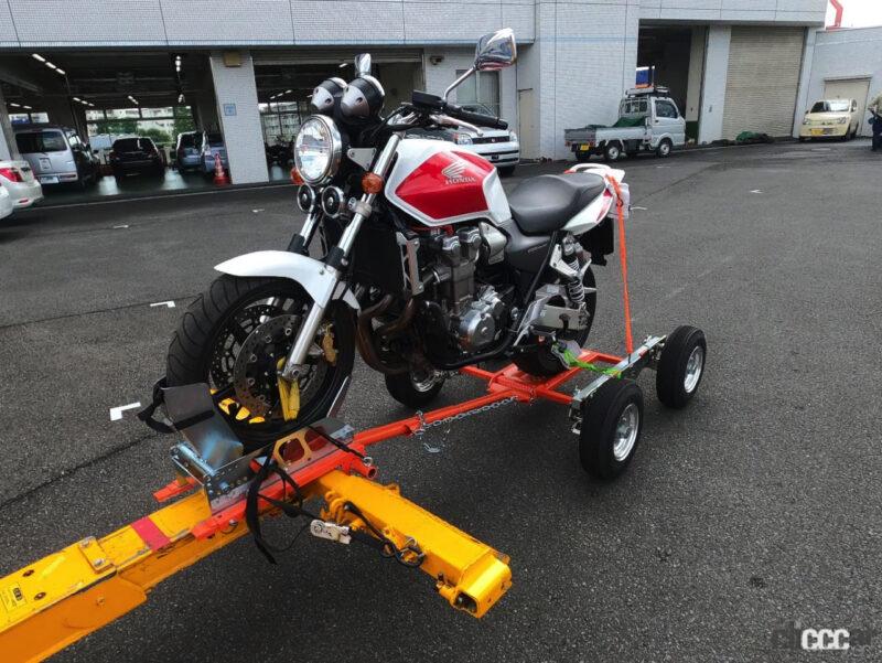 「日本初！ JAFがバイクもレッカー車で運べる専用アタッチメントを開発」の1枚目の画像