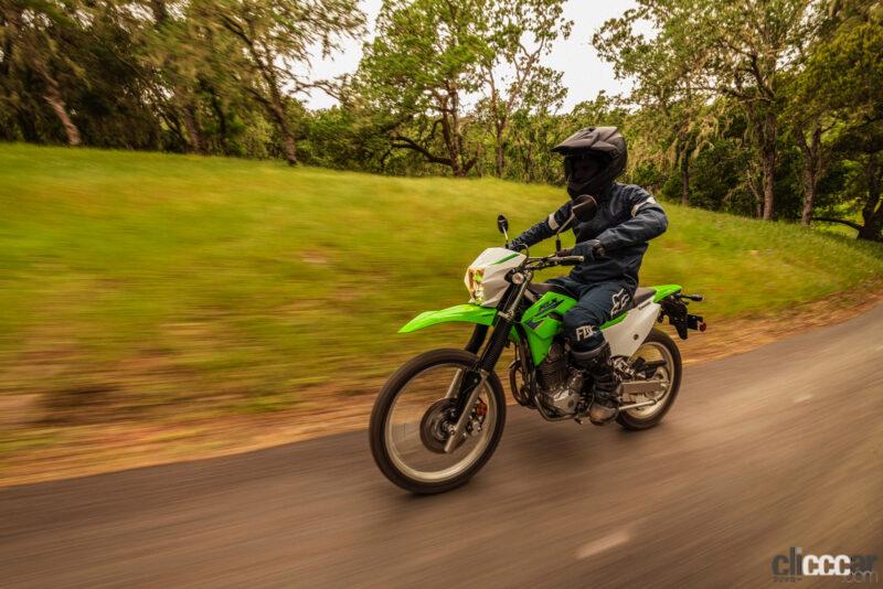 「カワサキが新型オフロードバイク「KLX230S」発売。830mmの低シート高で初心者も悪路が安心」の4枚目の画像