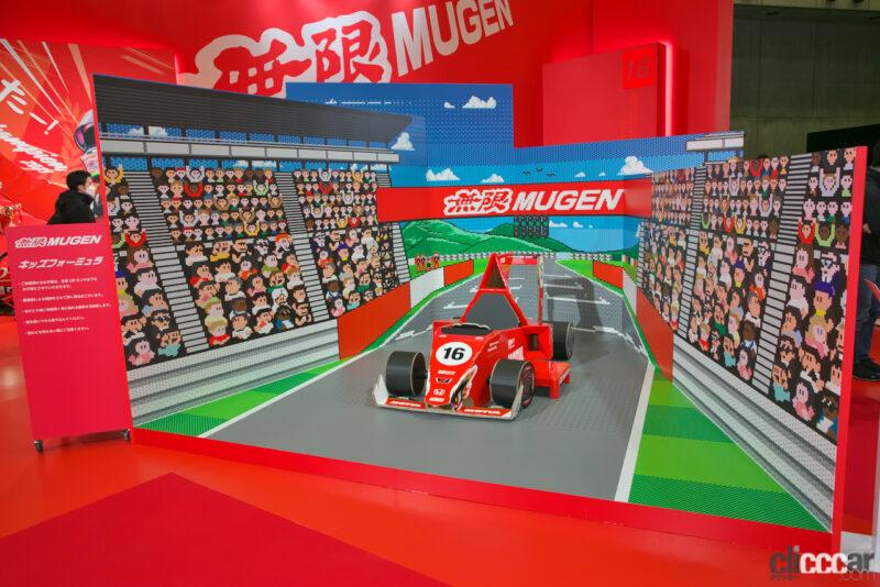 「無限ブース（中ホール・4）はレーシングカーを展示したファン作りのテーマパーク【東京オートサロン2022】」の2枚目の画像