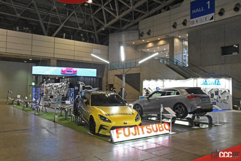 「FUJITSUBOブースは、マフラーが展示ブースを取り囲むウィットに富んだ設営＆商品群で来場者を沸かせる【東京オートサロン2022】」の1枚目の画像