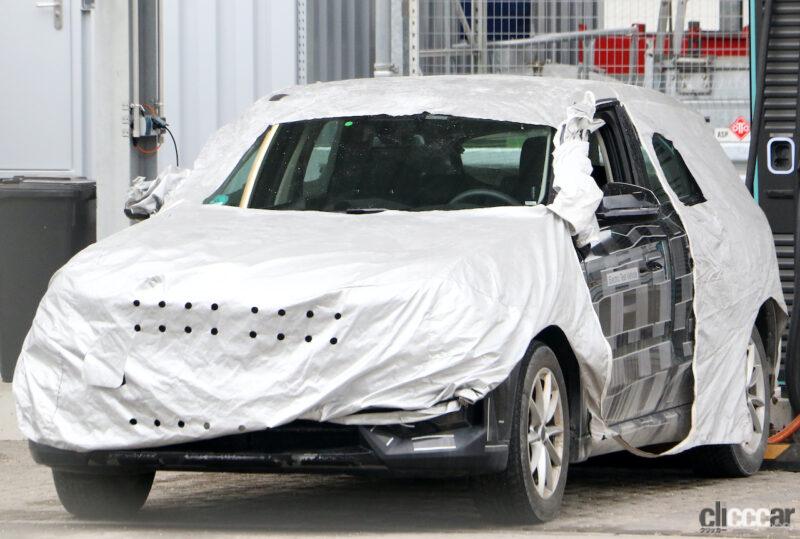 「BMW初のコンパクトEVクロスオーバーSUV「iX1」市販型をイケアで激写！」の1枚目の画像