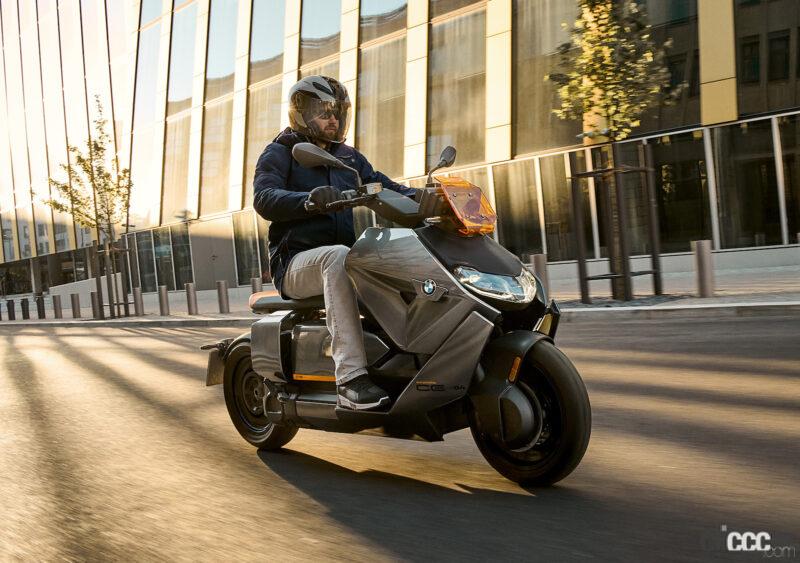 「まるでSF映画に登場するバイク!? BMWが中型EVスクーターの新型「CE04」を国内販売」の1枚目の画像