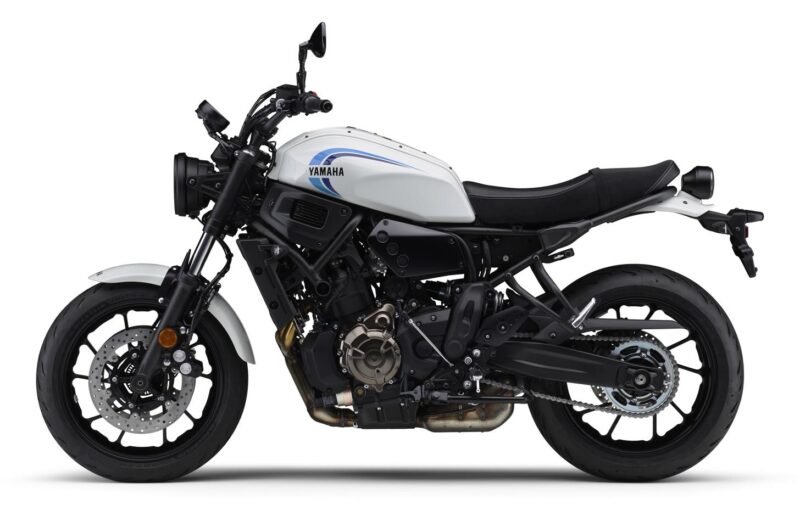 「80年代の最強2スト「RZ」風カラー！ヤマハのスポーツヘリテージ「XSR700 ABS」に2022年モデル登場」の3枚目の画像