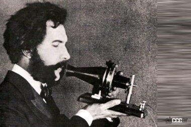 グラハム・ベル自ら電話機で話す様子 (1876年)(C)Creative Commons