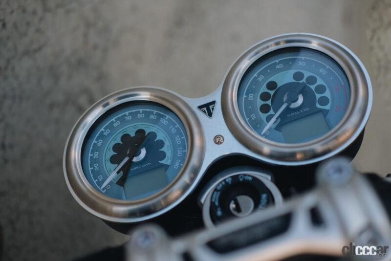 「スイスの老舗時計メーカーとコラボ！英国トライアンフが世界270台限定の「スピードツイン ブライトリング限定車」を発表」の3枚目の画像
