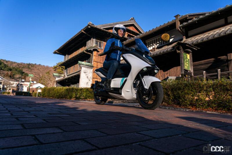 「ヤマハが原付2種の新型EVスクーター「E01」を発表。実証実験向けに7月から導入」の1枚目の画像