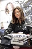 バイクウェアにも注目。引き寄せられるカフェレーサーもフェミニンもかざらぬ密かなプロテクター派！【第49回 東京モーターサイクルショー2022  美女めぐり・その2】 - tokyo_motorcycleshow_20