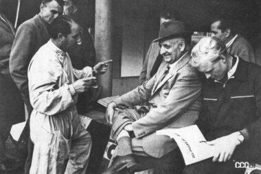 エンツォ・フェラーリ(中央)と相席するホーソーン(右)(1953年) (C)Creative Commons