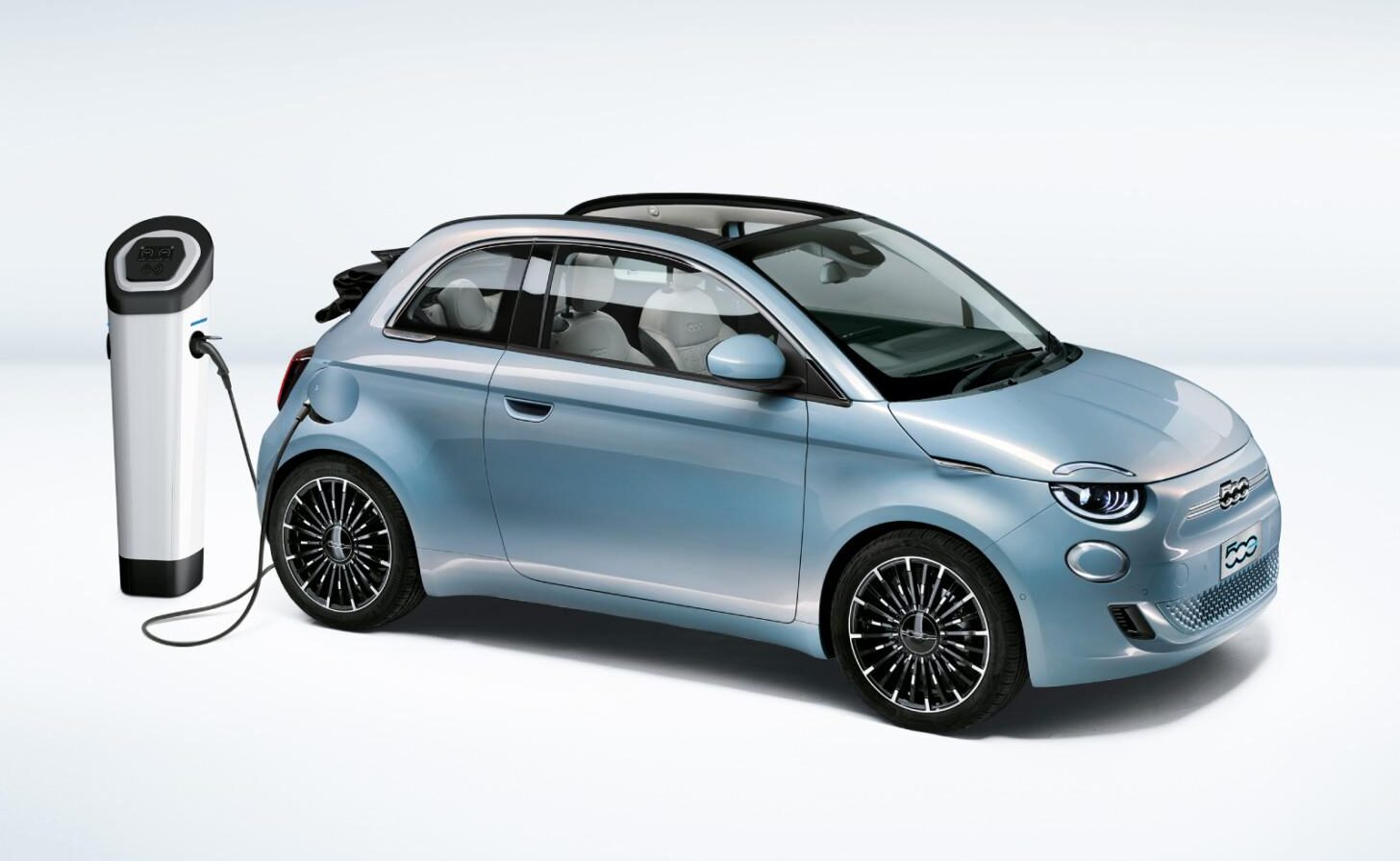 フルモデルチェンジを受けた新型FIAT 500eは、最大335kmの航続可能距離