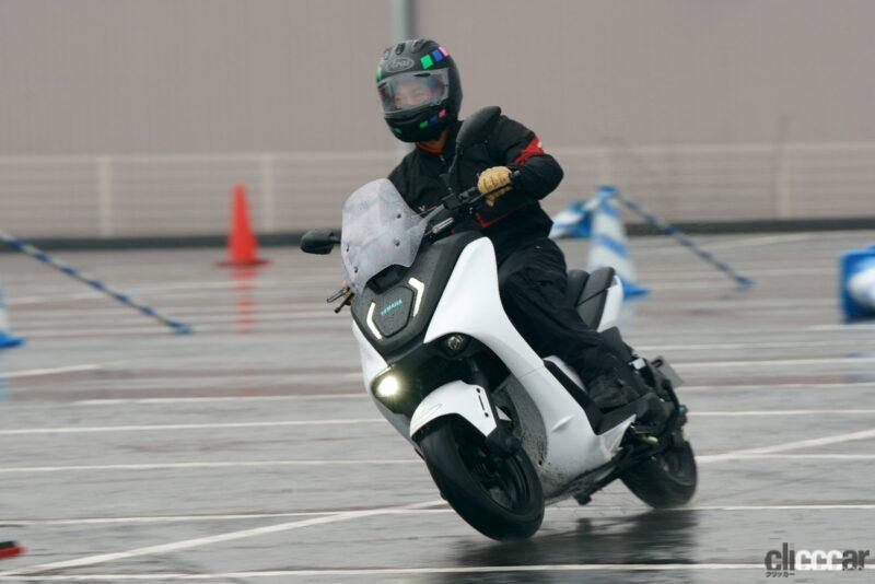 「スクーターも電動化へ。いつでもパワーバンド！通勤通学だけなら最高な（？）ヤマハの実証実験用電動スクーターに試乗」の12枚目の画像