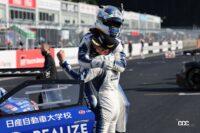 優勝を喜ぶリアライズ日産メカニックチャレンジ GT-Rのドライバー