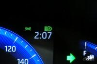 カローラクロスのハイ／ロー2段式オートマチックハイビームは想像以上に有能だ【新車リアル試乗トヨタ・カローラクロス1-3夜間のライト性能編】 - light front ahb indicator