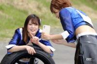 山本もえぎさん(左)、安西茉莉さん(右)