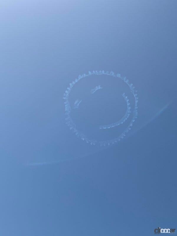 「室屋義秀選手、ありがとう！東京・神奈川上空にほっこり描かれたニコちゃんマークが見えた♪【Fly for ALL #大空を見上げよう】」の2枚目の画像