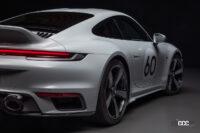 新型911スポーツクラシックは、2本のスポーツグレーでペイントされた外観と、初期911を彷彿とさせる千鳥格子をシートに用意 - Porsche_911_SPORT_CLASSIC_20220502_3