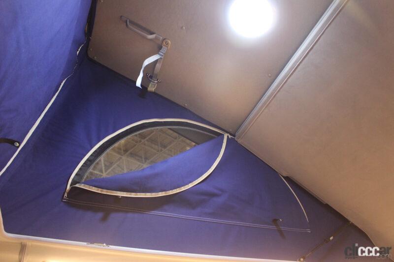 「常設ベッドと超快適な「使える」ルーフテントを備えたハイエースベースのバンコン【ジャパンキャンピングカーショー2022】」の2枚目の画像