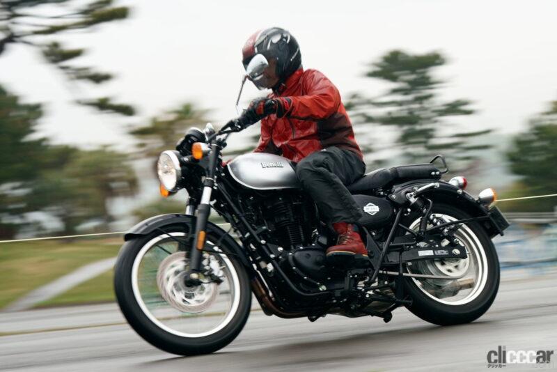 「ベネリの新型「インペリアーレ400」に試乗。のんびりバイク旅が楽しいネオレトロモデル」の5枚目の画像
