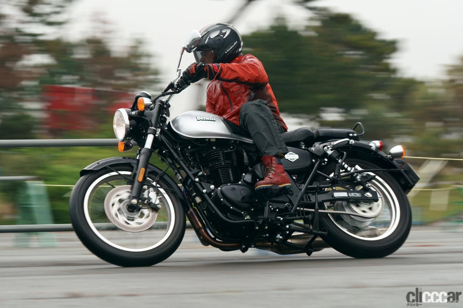 「ベネリの新型「インペリアーレ400」に試乗。のんびりバイク旅が楽しいネオレトロモデル」の1枚目の画像