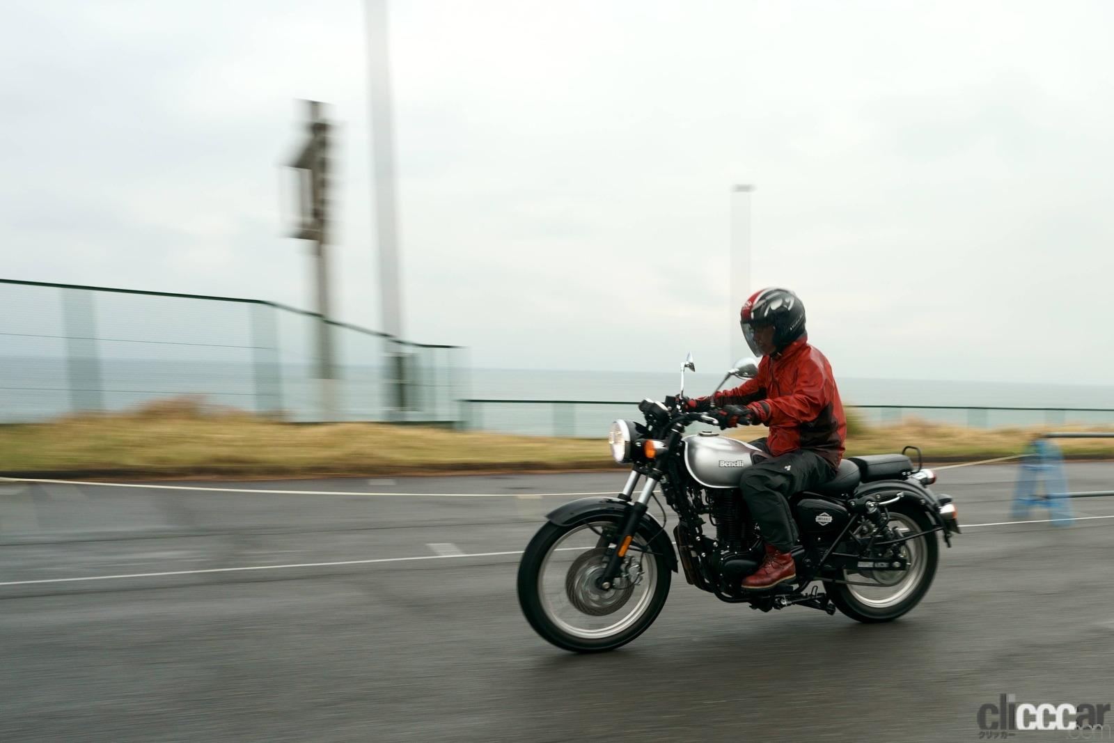 「ベネリの新型「インペリアーレ400」に試乗。のんびりバイク旅が楽しいネオレトロモデル」の12枚目の画像