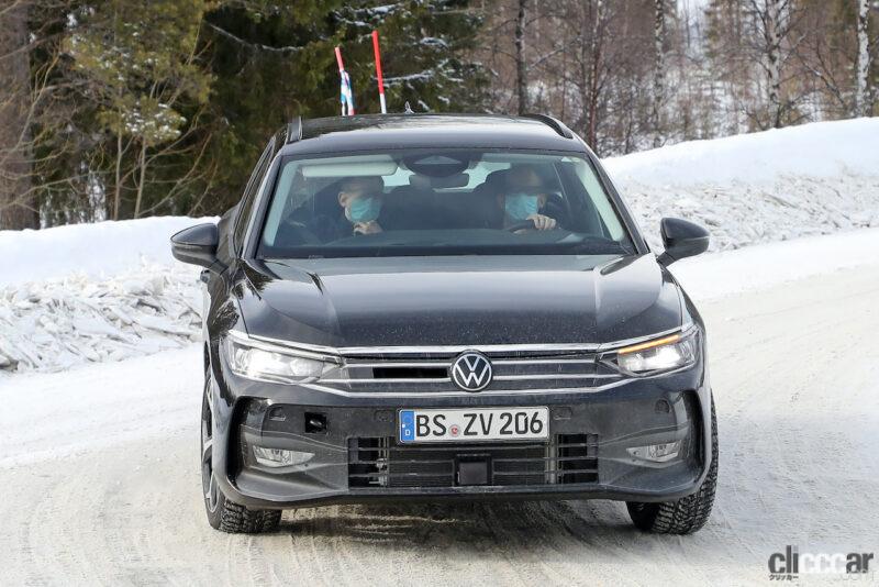 「中を覗けば巨大ディスプレイ。VWパサート次期型、車内を激写」の2枚目の画像