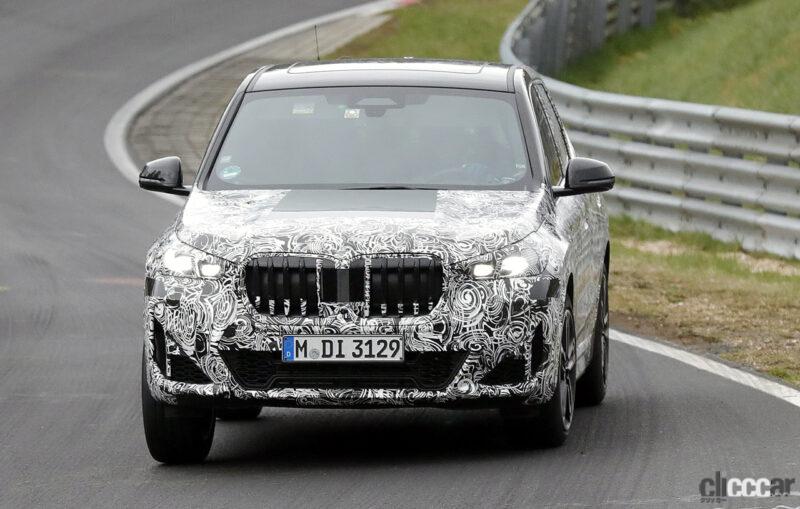 「市販型デザイン剥き出しで加速。BMW X1次期型最新プロトタイプ」の1枚目の画像