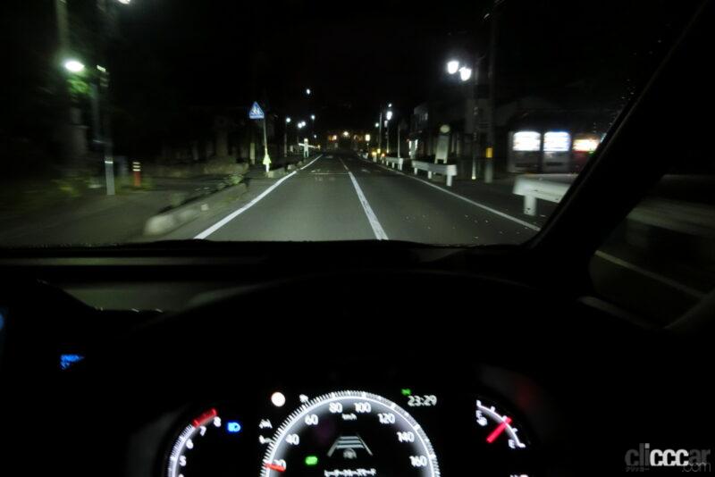 「新型ヴォクシーのアダプティブハイビームシステム（AHS）を試してみた【新車リアル試乗2-3 トヨタヴォクシー夜間LEDライト性能編】」の2枚目の画像